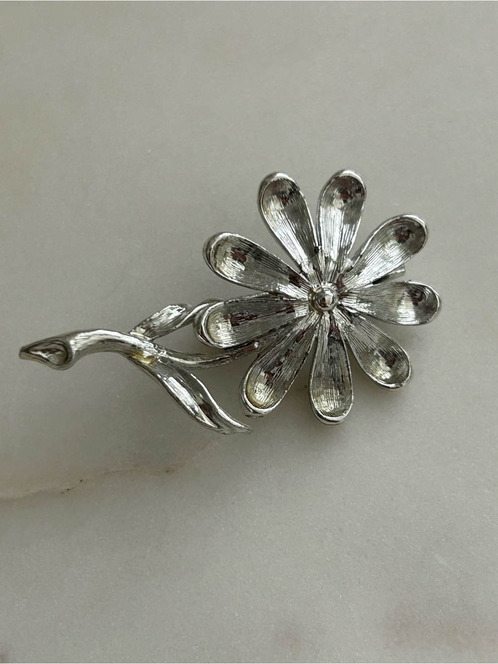 Daisy brooch in silver-tone metal
